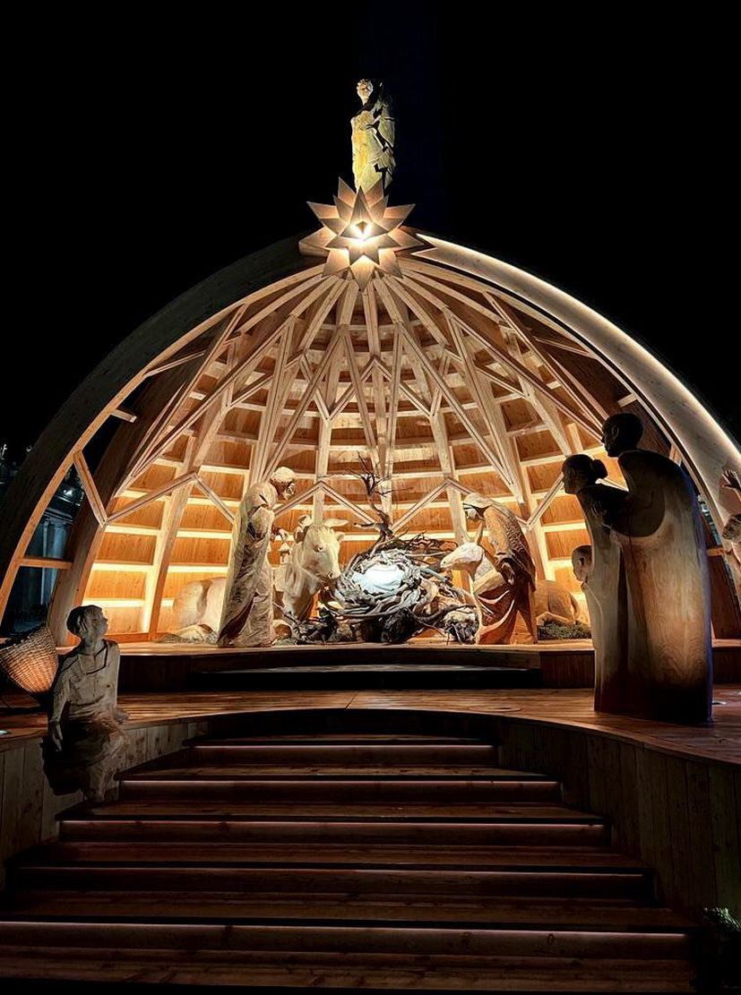 Il presepe illuminato durante la messa di Papa Francesco la vigilia di Natale
