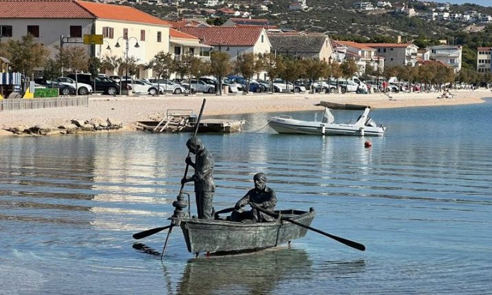 New attraction on the Dalmatian coast: Monument dedicated to fishermen which lights up at night