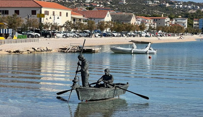 New attraction on the Dalmatian coast: Monument dedicated to fishermen which lights up at night