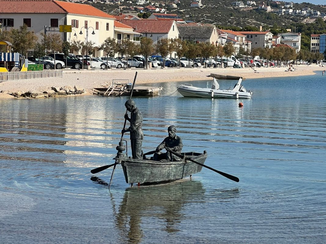 New attraction in Dalmatia: Monument dedicated to fishermen which lites up at night