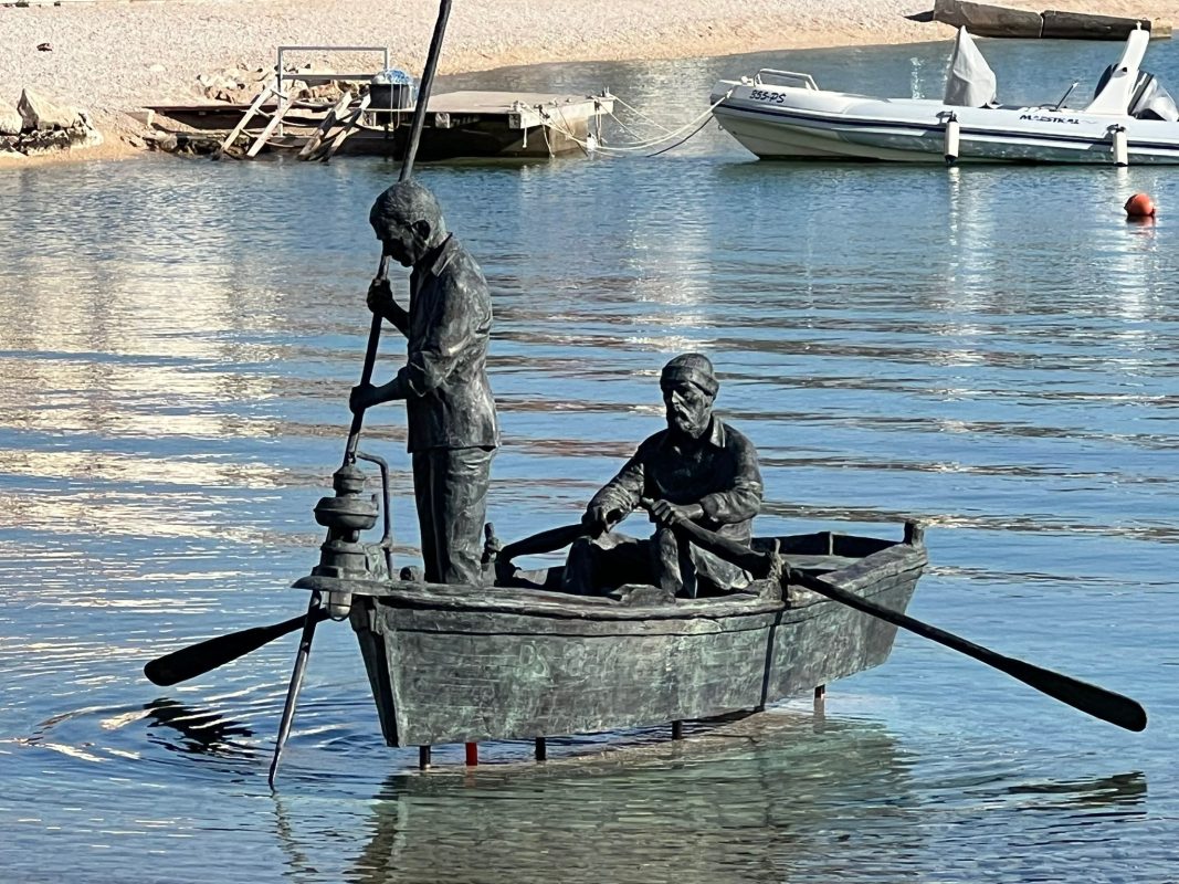New attraction in Dalmatia: Monument dedicated to fishermen which lites up at night