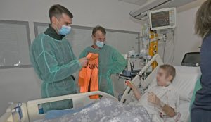 Dominik Livaković surprises young Franjo, the first child in Croatia to receive lung transplant 