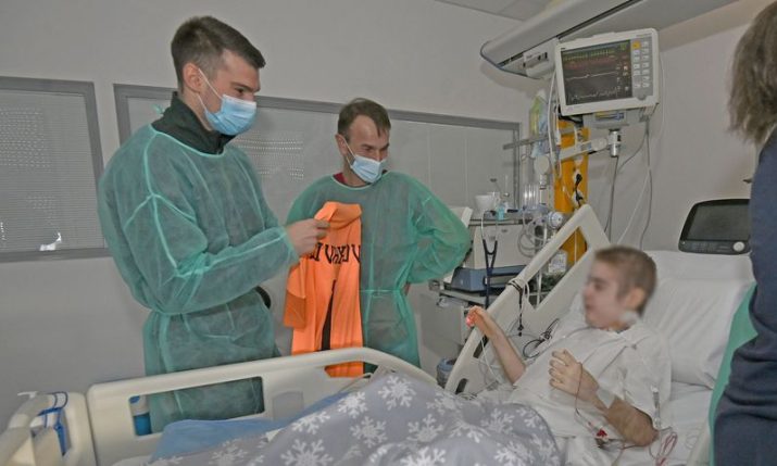 Dominik Livaković surprises boy who is the first child in Croatia to receive a lung transplant 