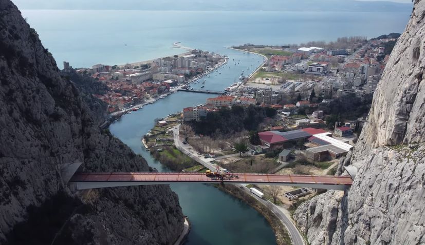 <strong>VIDEO: Cetina Bridge in Omiš connected – official opening to take place</strong>