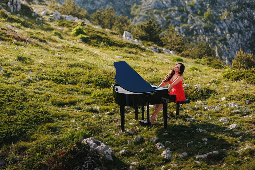 World-renowned pianist shoots new music video on Croatia’s spectacular Skywalk