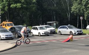 Zagreb traffic light performer taking it to a new level 
