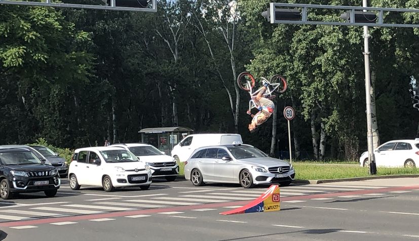 Zagreb traffic light performer taking it to a new level 