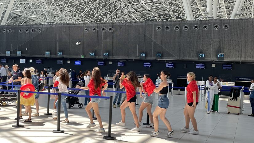 Impromptu dance performance at Zagreb Airport 