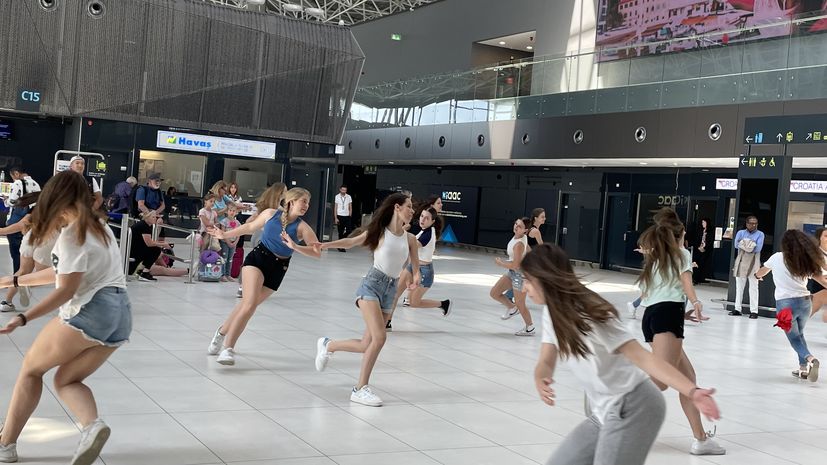 Impromptu dance performance at Zagreb Airport 