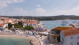 CRO Race to go through islands for first time