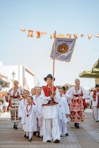 Over Croatian 2,000 kids show how tradition is loved and respected with folk costume parade