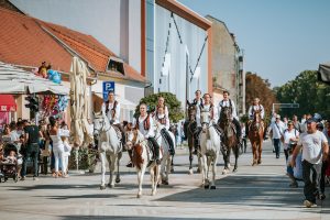 Over Croatian 2,000 kids show how tradition is loved and respected with folk costume parade