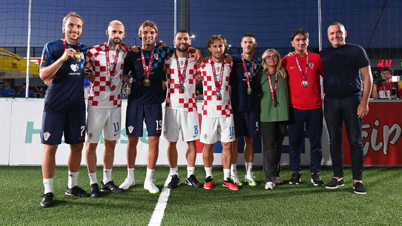 Croatian stars play street football tournament in Zagreb 