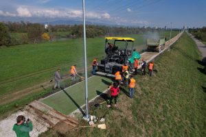 Croatia’s first green asphalt bikeway being laid 