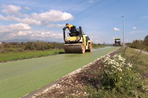 Croatia’s first green asphalt bikeway being laid 