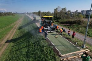 Croatia’s first green asphalt bikeway being laid 