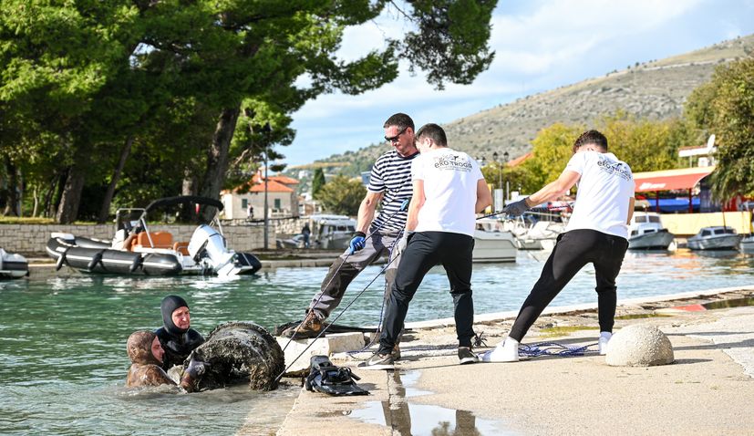 PHOTOS: Big seabed cleanup in Trogir as hazardous marine waste removed