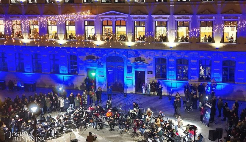 A Christmas concert like no other in Croatia from windows in Vinkovci