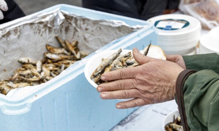 Free fish dishes handed out in Croatian cities in Christmas Eve tradition