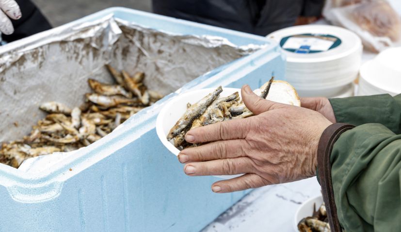 Free fish dishes handed out in Croatian cities in Christmas Eve tradition