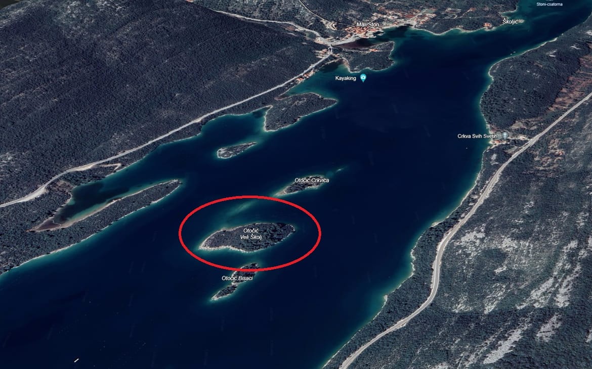 A small Croatian island in the Malostonski Bay is up for sale. The uninhabited island of Veliki Školj spans 21,677 square meters in the Malostonski Bay near Dubrovnik. The agency facilitating the sale highlights its suitability for glamping, naturism, weddings, private parties, team building, oyster tastings, and more. The island features a pine forest and a stone house built before 1968. Additionally, it has its own potable water source. While any new construction is prohibited on the island, registering a Family Farm (OPG) allows the possibility of building another small stone house and planting olive groves or other crops. The price for acquisition is three million and 250 thousand euros. When considering the purchase of an island in Croatia, it's important to note that on most of them, any construction is forbidden due to their classification as wooded or agricultural land. The only exception is the establishment of a business; however, only agricultural facilities such as cellars, fruit and vegetable storage, greenhouses, barns, etc., are allowed. Furthermore, if you are buying an island for your own privacy, it's essential to be aware that you cannot prohibit others from swimming on the island's beaches, accessing the shore, or navigating near the island, reports Morski.hr.