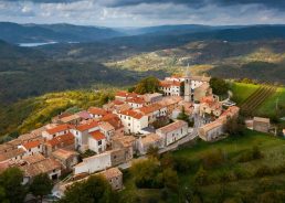 Visiting the beautiful fortified Croatian village of Draguć