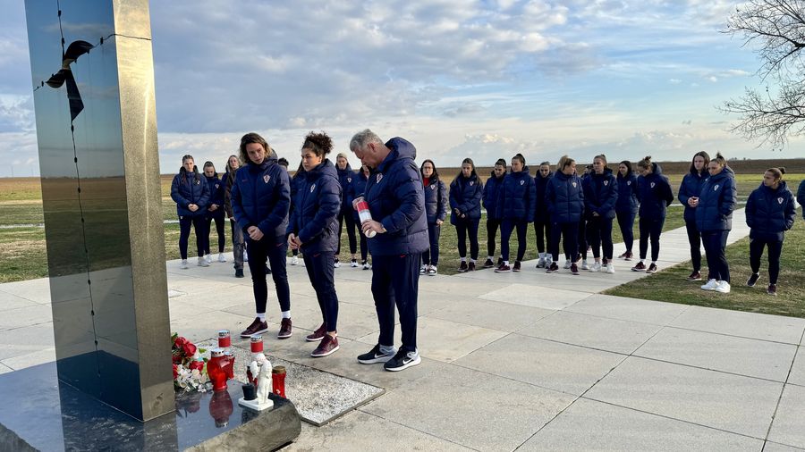 (Photo: HNS)Croatian women's team pays tribute to Homeland War victims in Vukovar ahead of important clash 