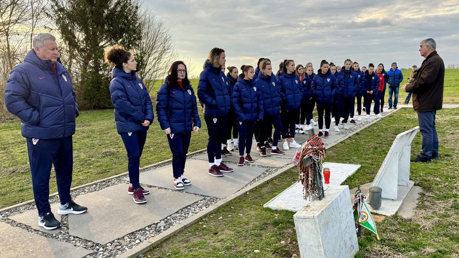 Croatian women's team pays tribute to Homeland War victims in Vukovar ahead of important clash 