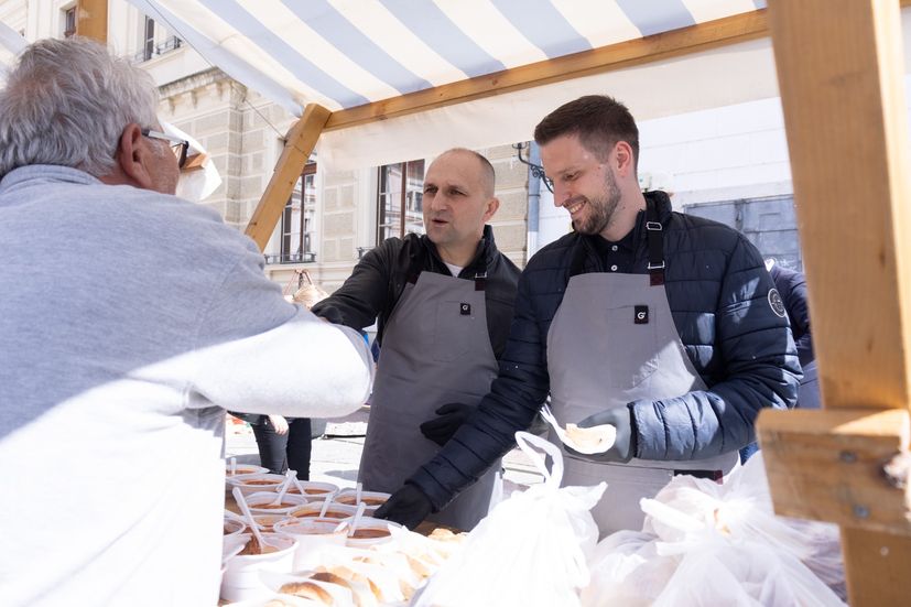  handouts of about 2,000 portions of fish in Osijjek