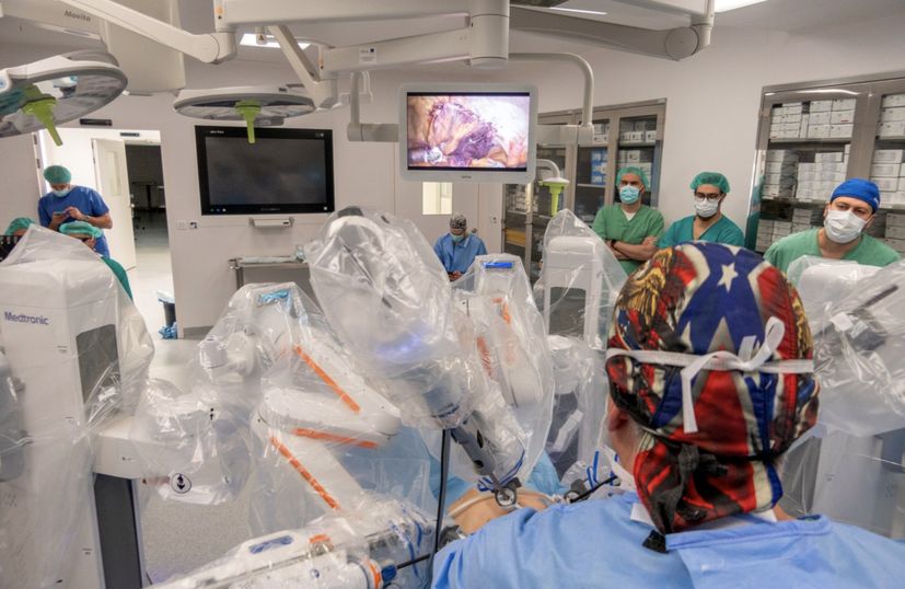 "Breakthrough in Surgery: Robot Hugo Successfully Assists in Dozen Surgeries