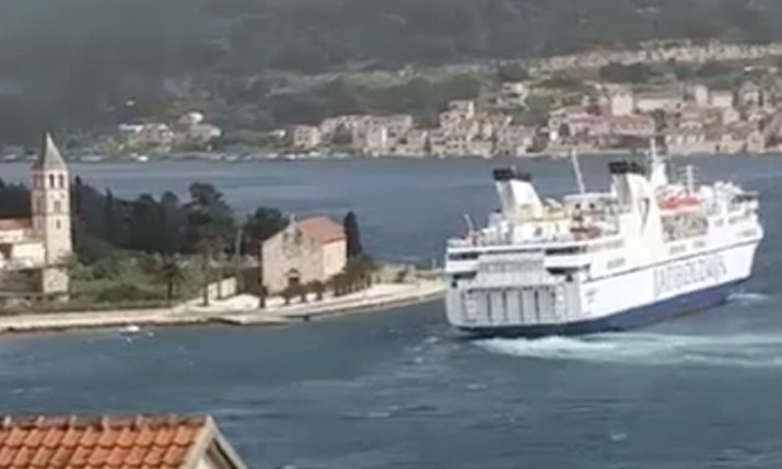 VIDEO: Watch as ferry wrestles with ‘jugo’ wind on Vis