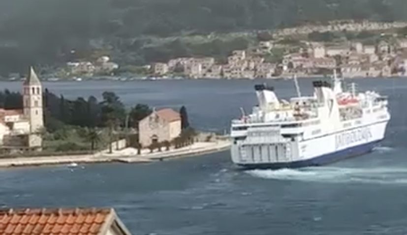 Watch as ferry wrestles with 'jugo' wind on Vis