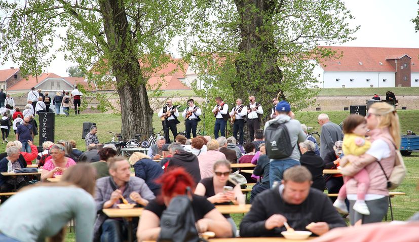PHOTOS: Croatia marks May Day with traditional free bean stew