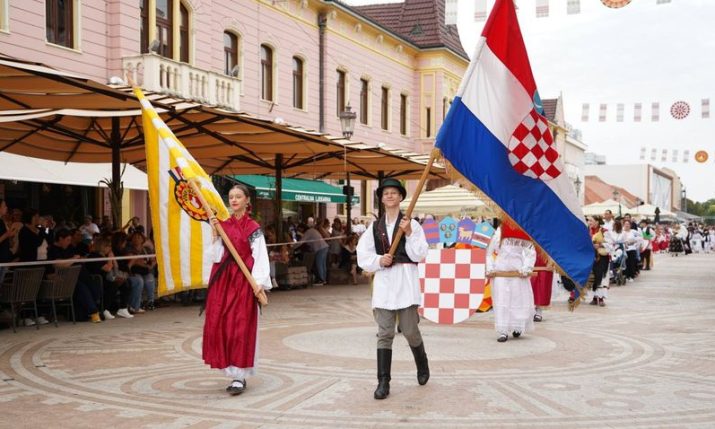 PHOTOS: 1,600 kids keep Croatian traditions alive in Vinkovci