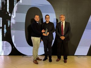 Studenti IV - Patrik Radolović i Luka Žužić primaju nagradu_ desno - Berislav Korpar, Schneider Electric