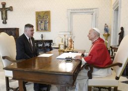 Croatian president meets the Pope and invites him to Croatia
