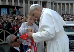 VIDEO: Pope Leo signs young boy’s Croatian scarf