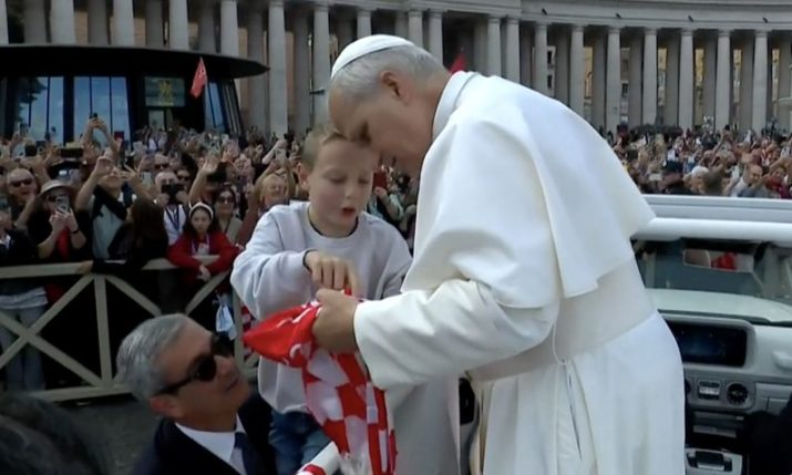 VIDEO: Pope Leo signs young boy’s Croatian scarf