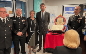 Dr. Ivanka Stričević, Director General of the NSK, together with Croatia’s ambassador to Italy, Jasen Mesić (center), stands with officers of the Italian police force.