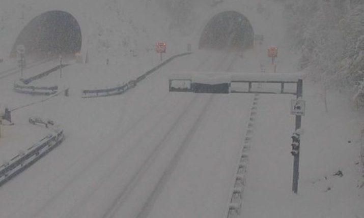 Snow and winds shut key roads towards Croatian coast