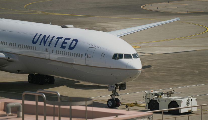 United Airlines first direct New York–Split flight lands