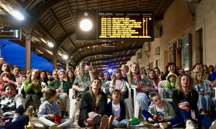 Zagreb main railway station becomes open-air cinema for classic Croatian film screening