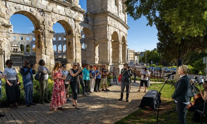 PHOTOS: Memorial bench unveiled beside Pula Arena to preserve legacy of Croatian singer Massimo