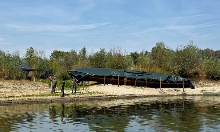 Croatian army helps rescue Roman ship replica stranded on Drava