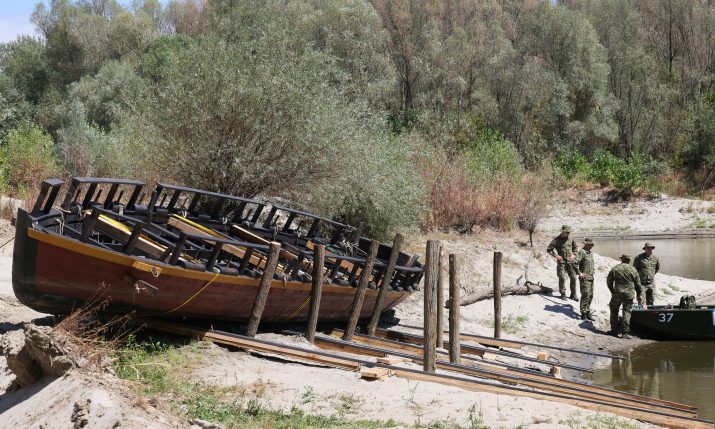 Croatian Army rescues Roman ship replica stranded on Drava River