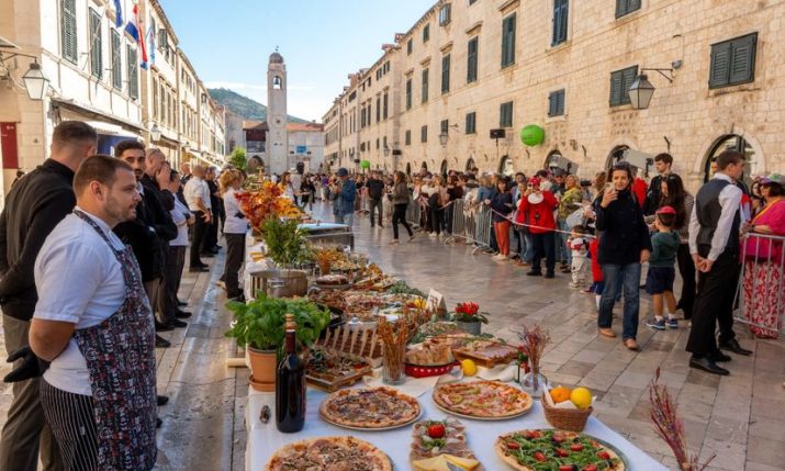 PHOTOS: Record 170-metre food table on Stradun continues Dubrovnik tradition